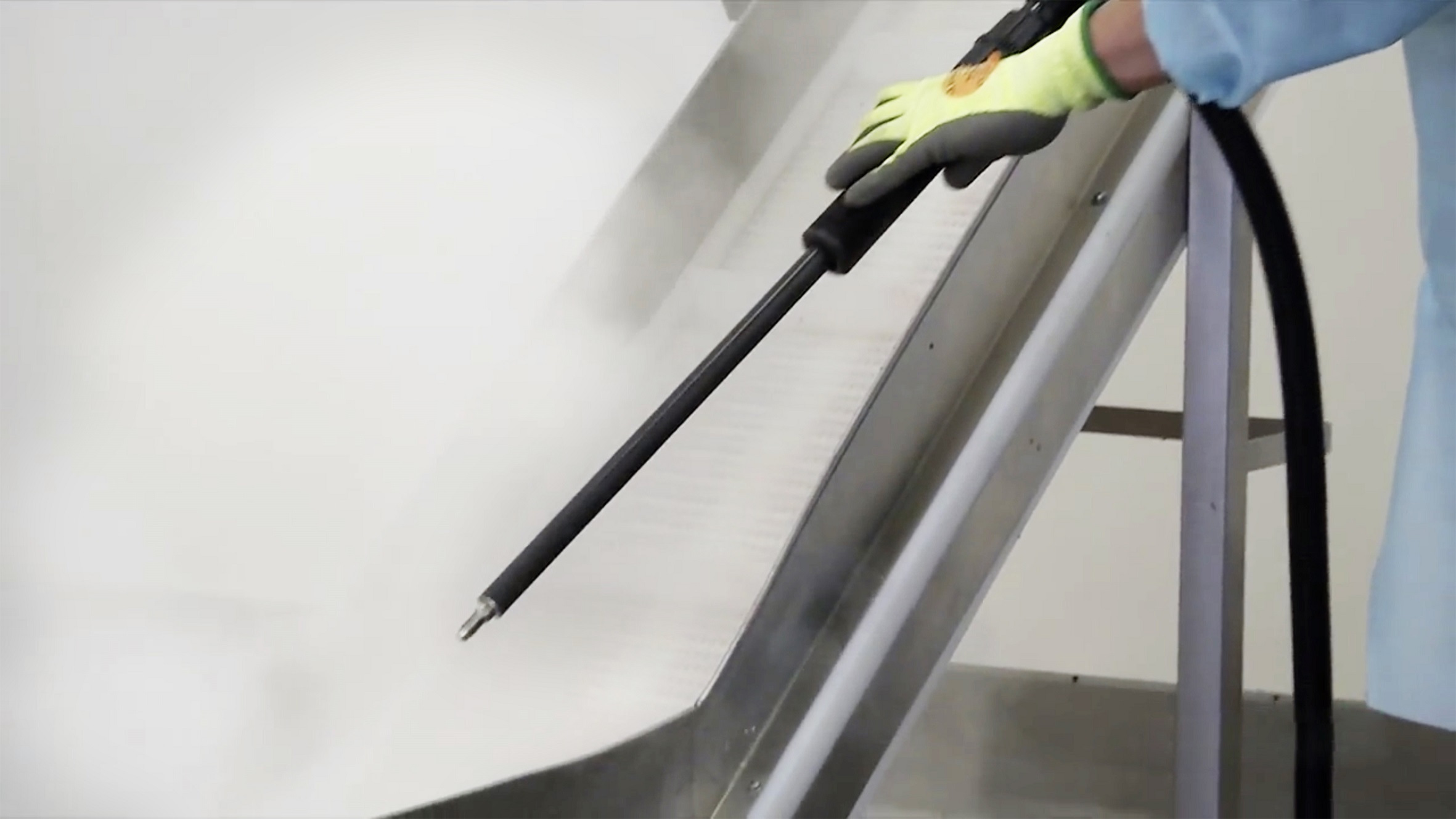 Pressure washers and steam generators for cleaning in the food industry